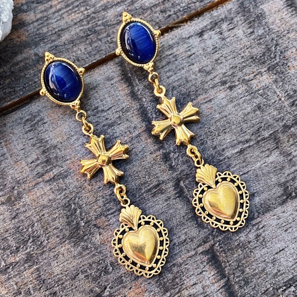 NEW Gold Gothic Cross And Heart Dangle Earrings - Picture 2 of 11